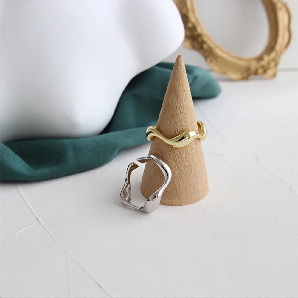 Resizable Simple Wave Ring - Picture 3 of 3